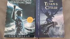 2LIVRES ANGLAIS RICK RIORDAN$5.00CH LA MELÉDICTION DES TITANS
