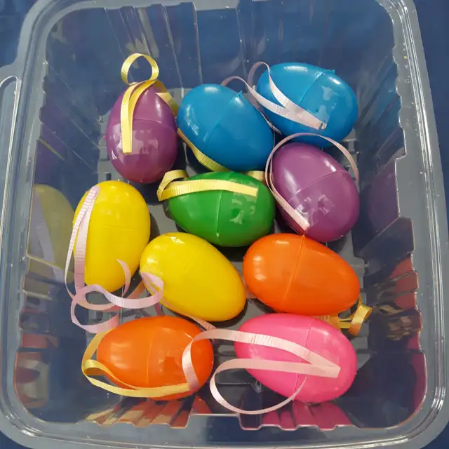 10 OEUFS DÉCO QUI S'OUVRENT POUR INCLURE CADEAU: $5.00 POUR TOUS