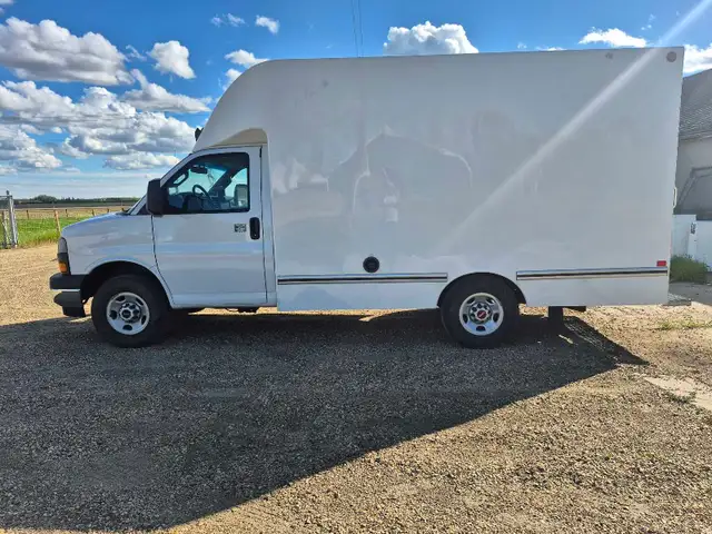 2023 GMC Savana 3500 cube van