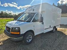 2023 GMC Savana 3500 cube van - Photo 2