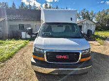 2023 GMC Savana 3500 cube van - Photo 3