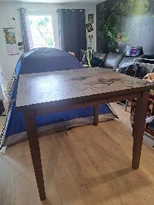 Table de Ouija avec deux chaises