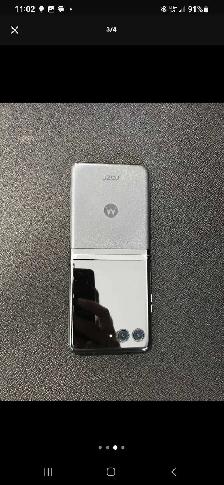 MOTOROLA RAZER PLUS 2024 PHONE BIG SCREEN CRACKED - Photo 2