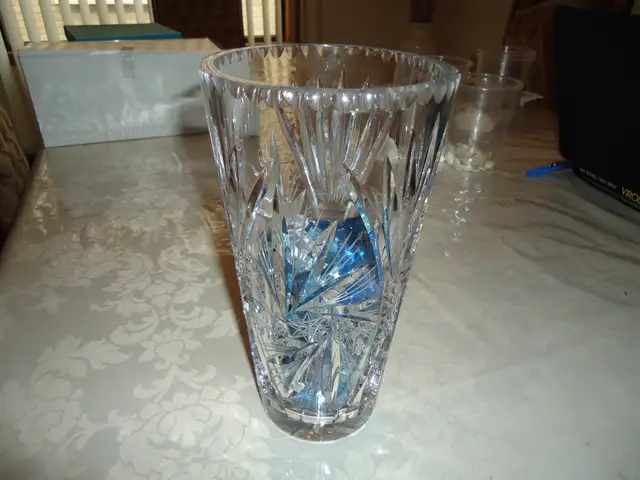 CRYSTAL VASE WITH CRYSTAL ROCKS