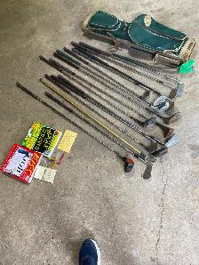 12 Older Golf Clubs and Bag and 2 Golf Books - Photo 2