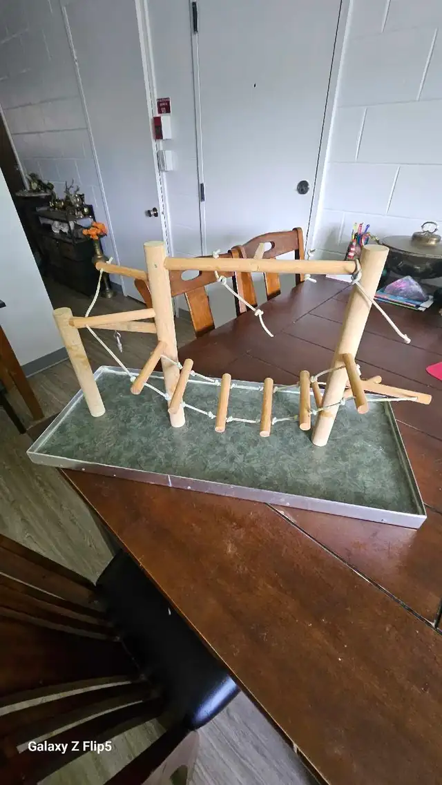 Aire de jeux/perchoir pour oiseaux en bois