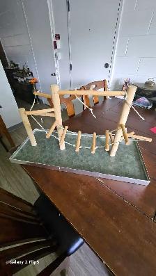 Aire de jeux/perchoir pour oiseaux en bois