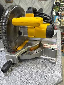 DEWALT DWS713 10" COMPOUND MITRE SAW CORDED - Photo 2