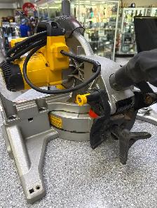 DEWALT DWS713 10" COMPOUND MITRE SAW CORDED - Photo 3