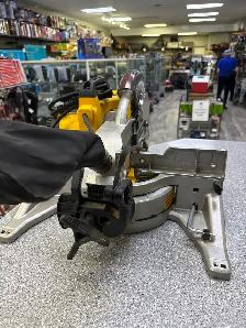 DEWALT DWS713 10" COMPOUND MITRE SAW CORDED - Photo 4