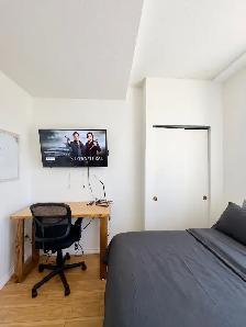 Coal Harbour Student-Friendly Room | Furnished   Weekly Cleaning - Photo 3