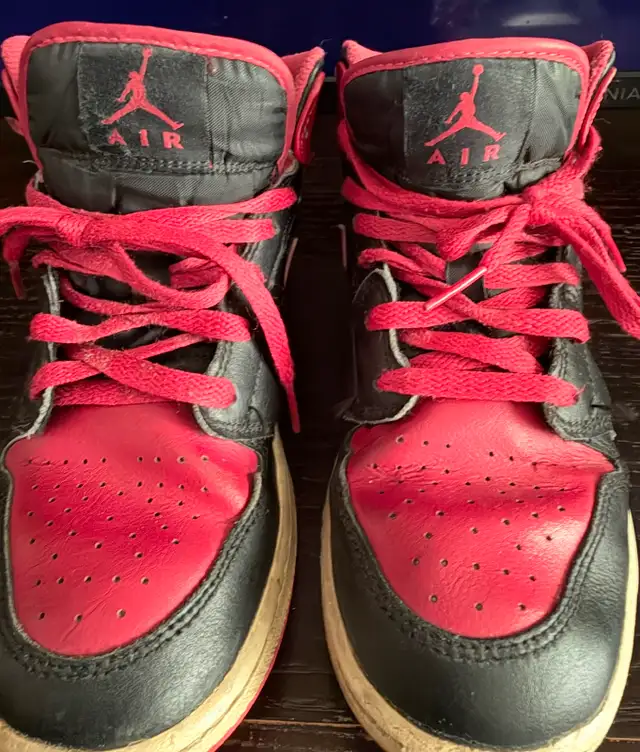 Jordan 1 Mid GS 5Y 'Bred/Gym Red' - Size 5Y - Worn