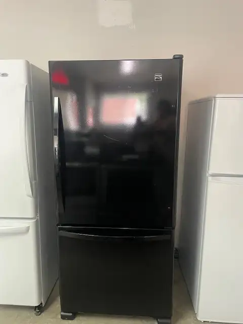 Réfrigérateur noir glacé 29'' congélateur au bas Kenmore