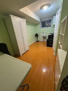 Room with private washroom York University village $750 - Photo 2