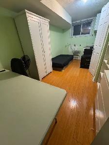 Room with private washroom York University village $750 - Photo 3