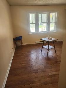 2 bedroms house, all included Sept 1, Mt. Pleasant and Eglinton - Photo 3