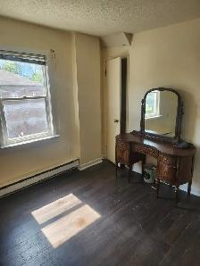 2 bedroms house, all included Sept 1, Mt. Pleasant and Eglinton - Photo 10