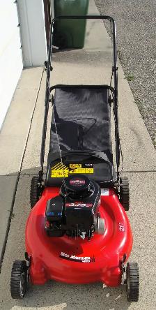 YARD MACHINES REAR BAG GAS LAWNMOWER - Photo 3