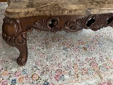 Ensemble de 3 tables de salon vintage en marbre et bois sculpté - Photo 3