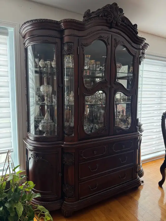 Vaisselier/Buffet en bois massif sculpté