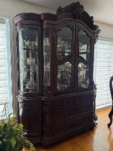 Vaisselier/Buffet en bois massif sculpté