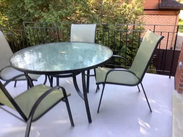 Ensemble table et 4 chaises de patio