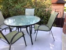 Ensemble table et 4 chaises de patio