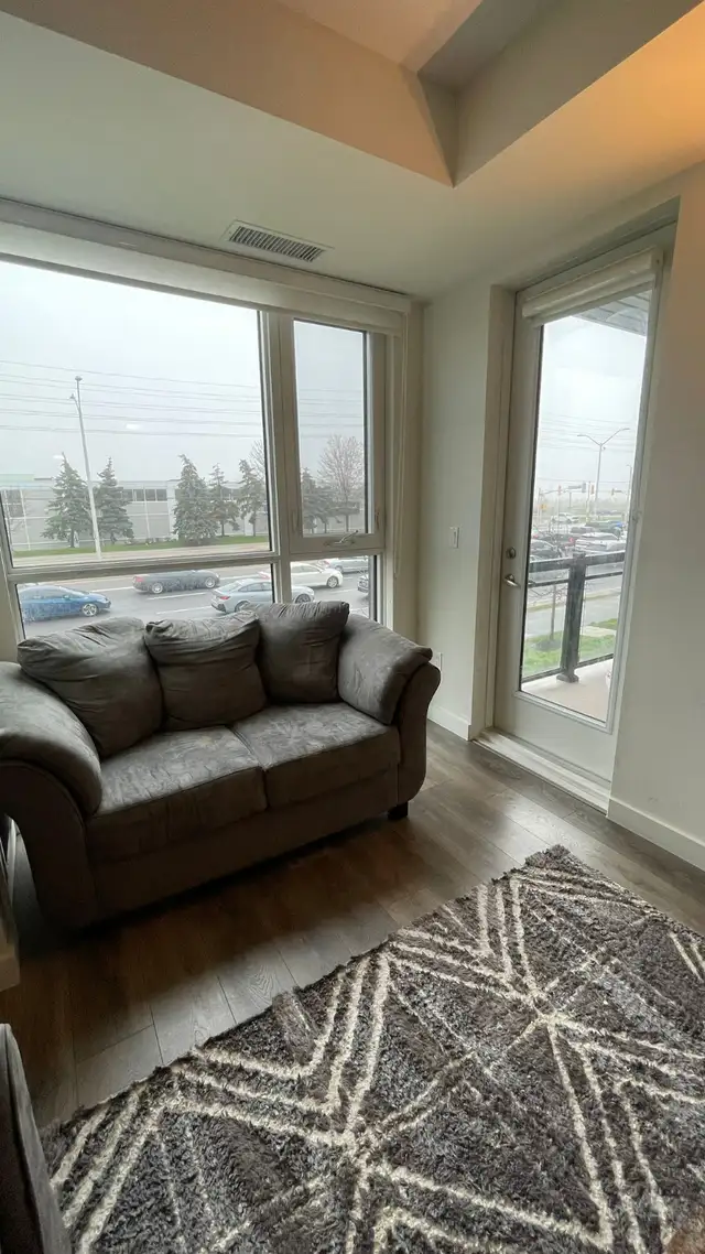 Oakville one bedroom condo available for october 15