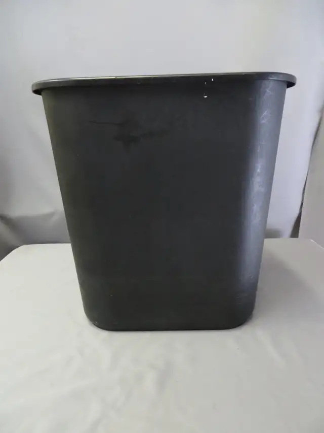 2 CORBEILLES/BACS/POUBELLES PLASTIC EPAIS SOLIDE TB ETAT