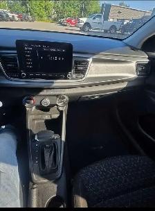 2022 Kia Rio 5-Door LX - Photo 7