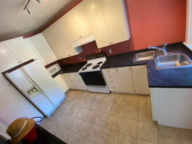 FURNISHED Room for rent 10-MINUTE WALK TO MCMASTER