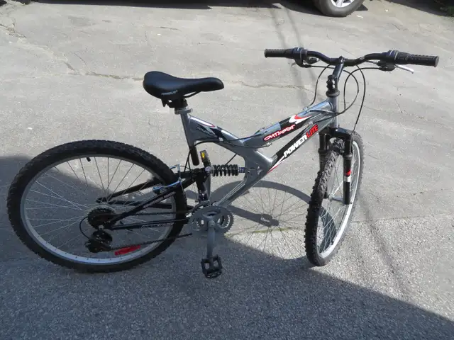 VELO MONTAGNE POWER LITE OUTCAST 21 VITESSES COMME NEUF ET ACC