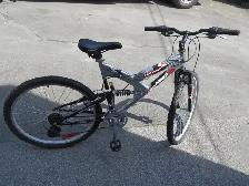 VELO MONTAGNE POWER LITE OUTCAST 21 VITESSES COMME NEUF ET ACC