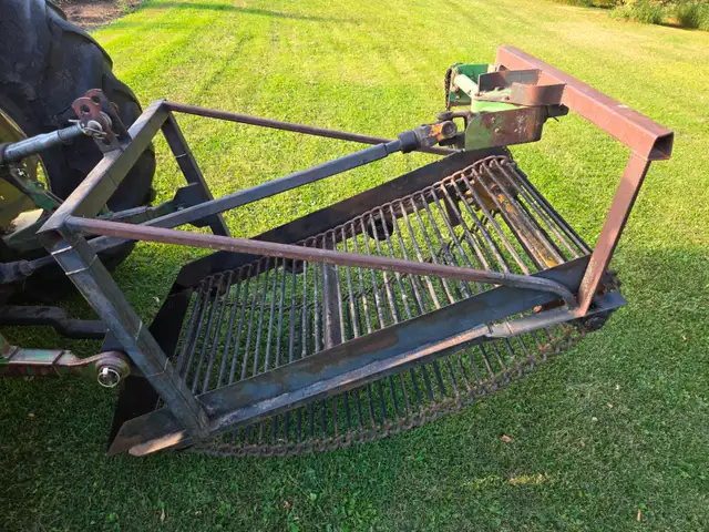 Potato Digger, 3 PTH, PTO driven.