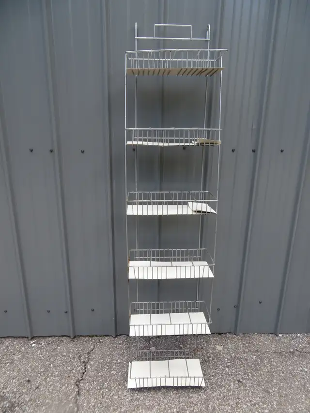 ETAGERE EN METAL 6 TABLETTES CROCHETS TB ETAT