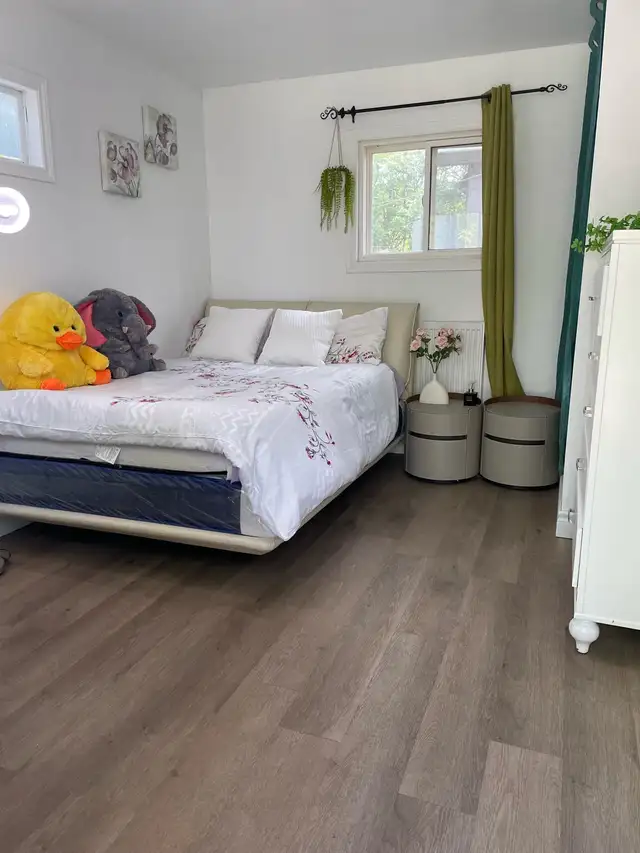 nice room nearby Kennedy subway available