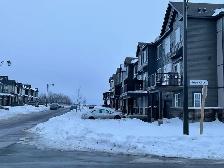 3 Story Townhouse 2 Bed with Dan for Rent in Barrhaven - Photo 2