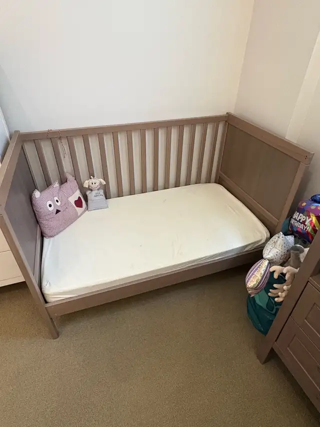 Hermes crib&changing table/ dresser