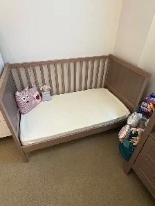 Hermes crib&changing table/ dresser