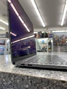 MacBook Pro 2017 13' Laptop - Photo 2