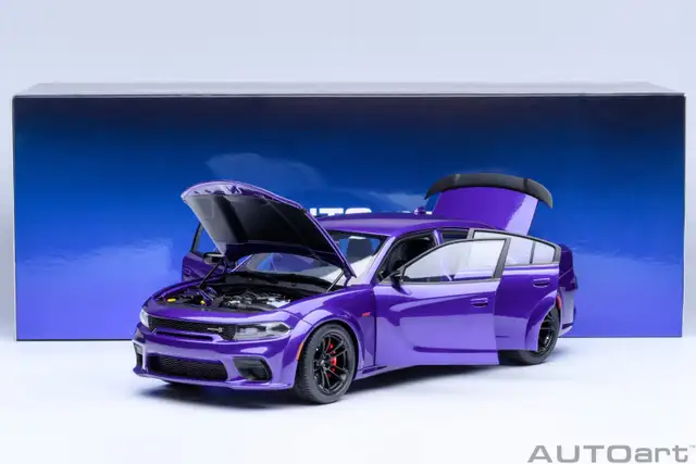 DODGE CHARGER SCAT PACK WIDEBODY PLUM CRAZY 1:18 AUTOART MODEL