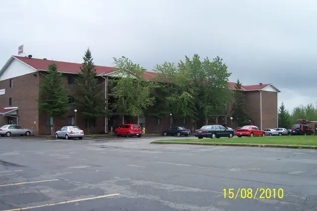 Spotless, spacious 1 Bedroom apt top floor