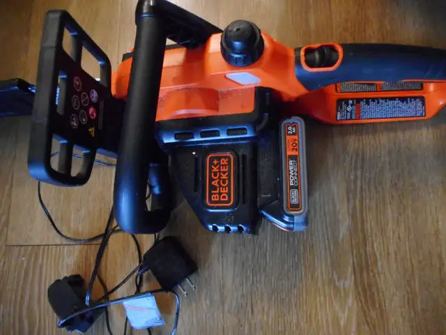 BLACKDECKER 20 Volt Battery Chain Saw with Charger used once