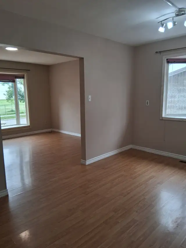 Bright, Renovated 2 Bed Main Floor in Allendale – Pet Friendly