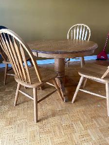 Solid wood  circle  table with four chairs - Photo 2