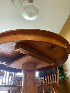 Solid wood  circle  table with four chairs - Photo 4