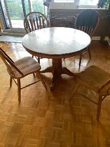 Solid wood  circle  table with four chairs - Photo 5