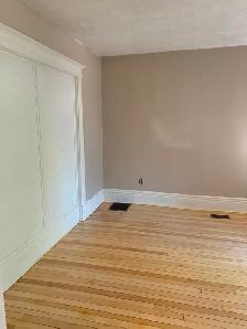 Large One Bedroom Apartment Main Floor Of House - Photo 3