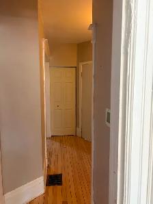 Large One Bedroom Apartment Main Floor Of House - Photo 4