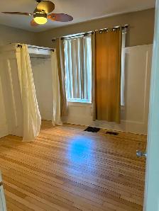 Large One Bedroom Apartment Main Floor Of House - Photo 5